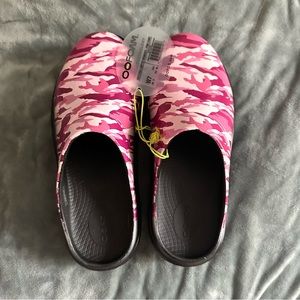 oofos camo clogs